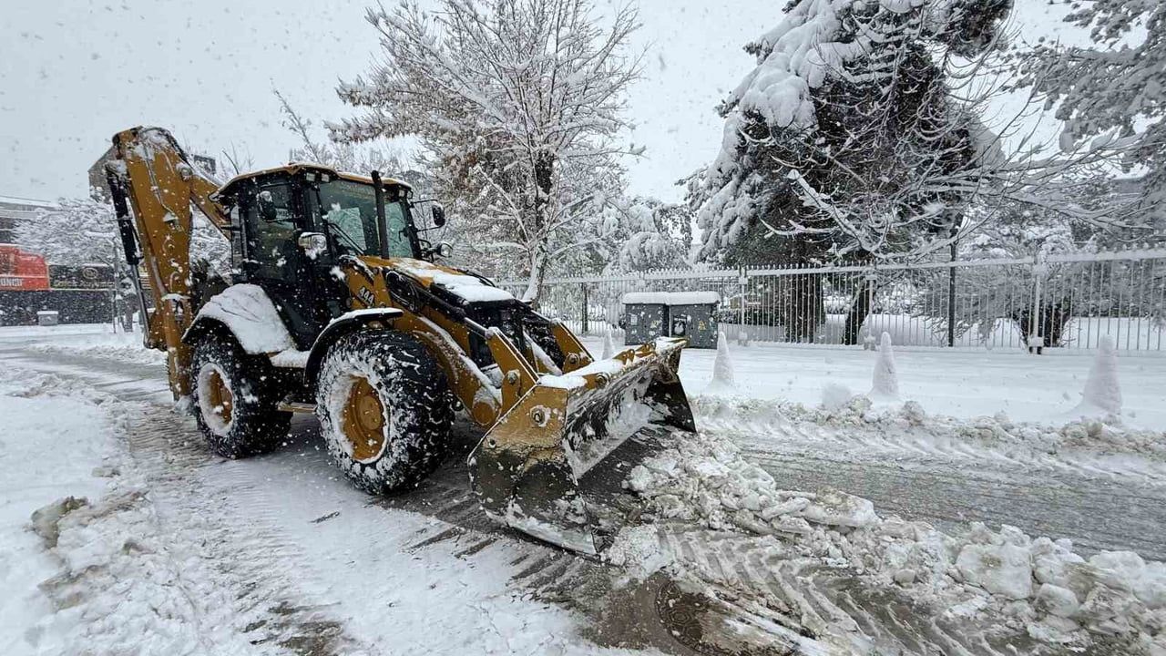 Van'da 389 yerleşim yerinin yolu kar nedeniyle ulaşıma kapandı