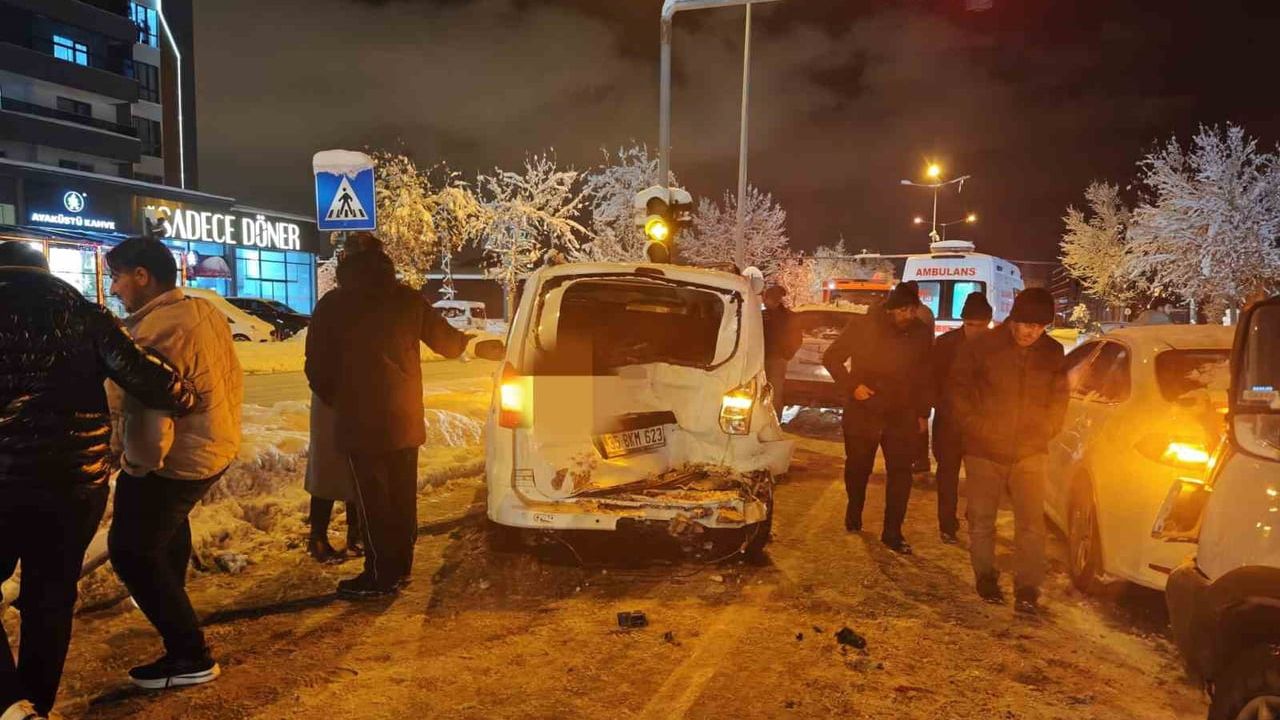 Van'da 4 aracın karıştığı kazada 4 kişi yaralandı