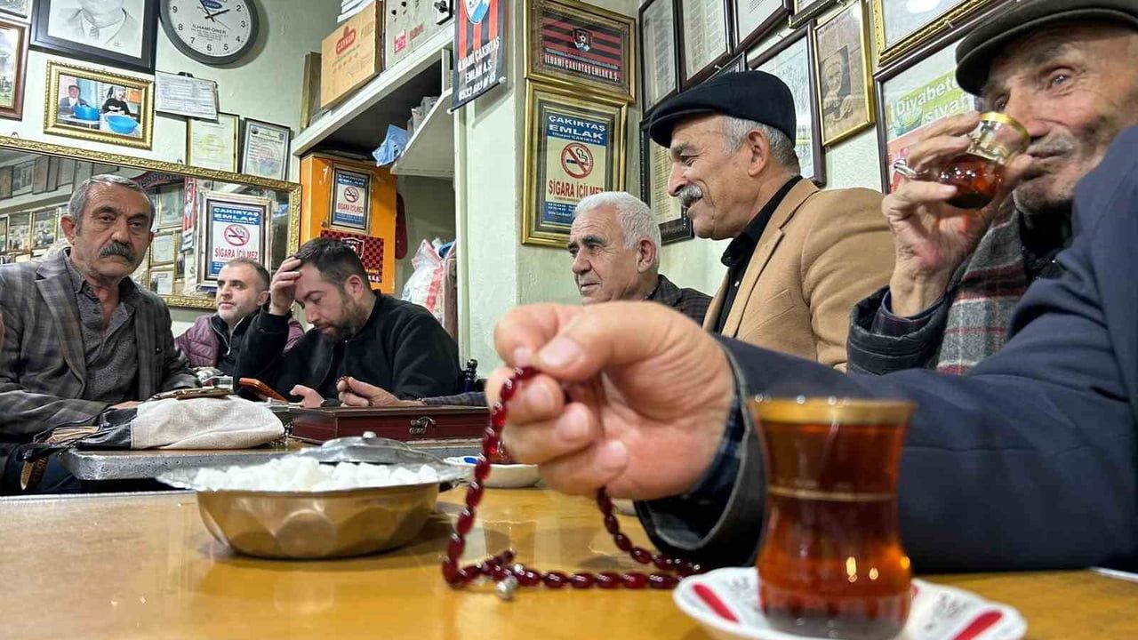 Van'da 83 yıllık çay evi: Sobanın etrafında nostalji