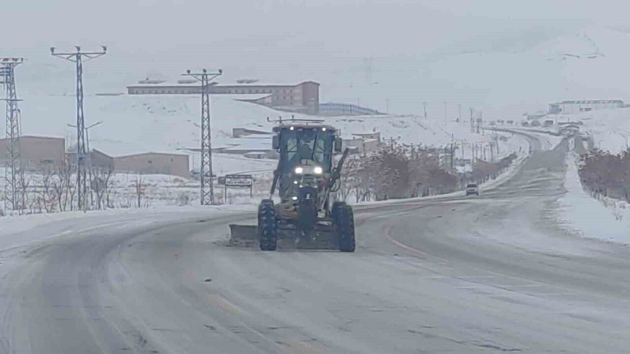 Van'da 90 yerleşim yerinin yolları kar nedeniyle kapandı