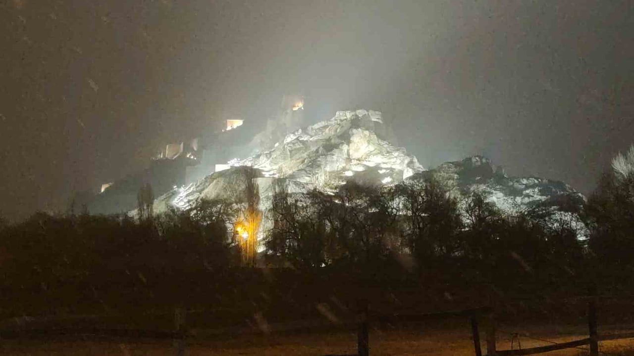 Van'da akşam karı kent merkezini beyaza bürüdü