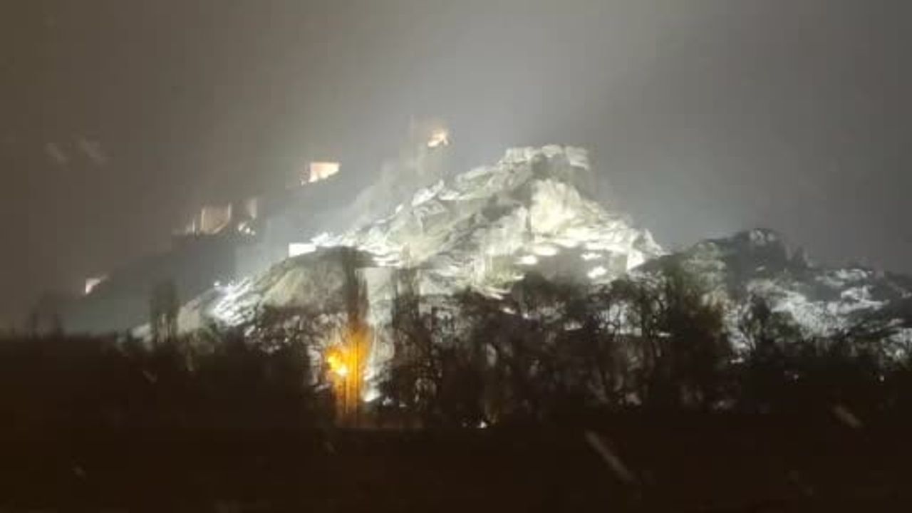 Van'da beklenen kar yağışı başladı: Kent merkezi beyaza büründü