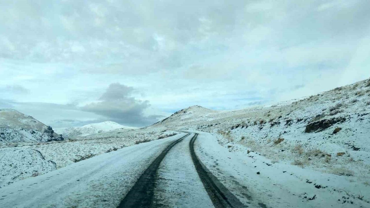 Van'da Erek Dağı ve çevresi beyaza büründü