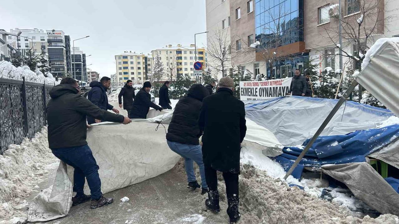 Van'da eylem çadırı yoğun kar nedeniyle çöktü