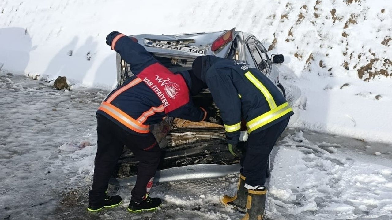 Van’da Güzeldere'de 3 Araçlı Zincirleme Kaza: 5 Yaralı