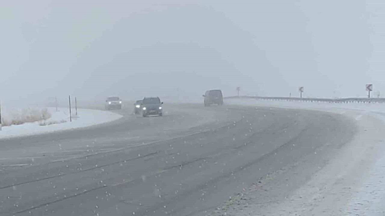 Van'da kar yağışı 102 yerleşim yerinin yolunu kapattı