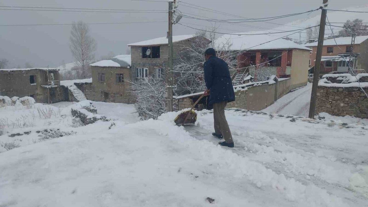 Van'da kar yağışı ulaşımı aksattı: 17 yerleşim yolu kapandı