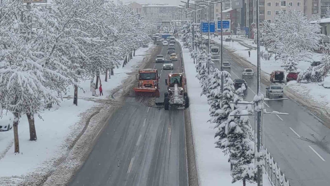 Van'da kar yağışı ulaşımı olumsuz etkiledi