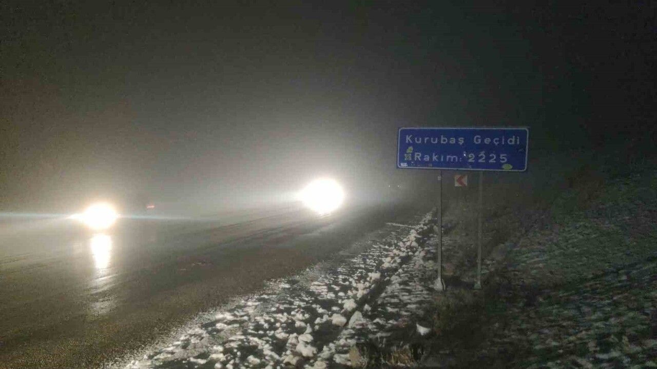 Van'da Kurubaş Geçidi'nde yoğun kar ve sis ulaşımı etkiledi