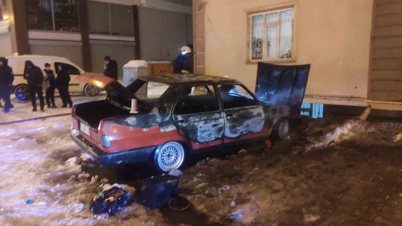 Van'da park halindeki otomobil alev aldı