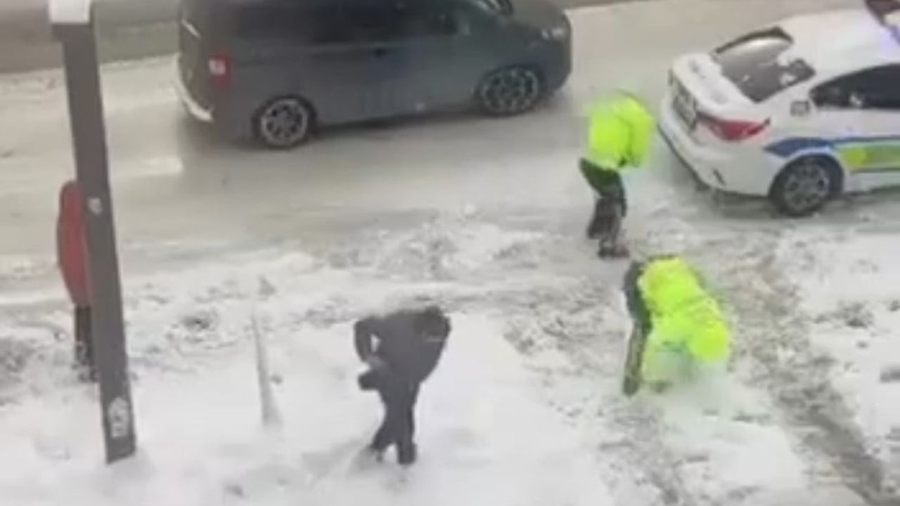 Van'da sıcacık anlar: trafik polisleri çocuklarla kartopu oynadı