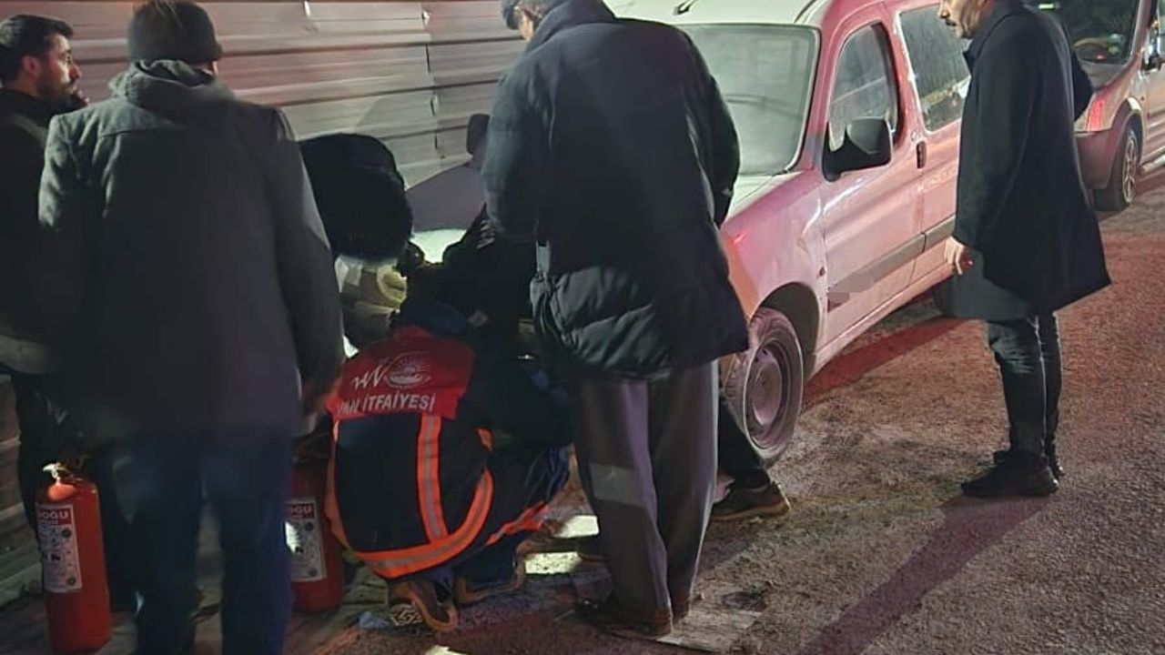 Van Edremit'te park halindeki kamyonetin motorunda yangın