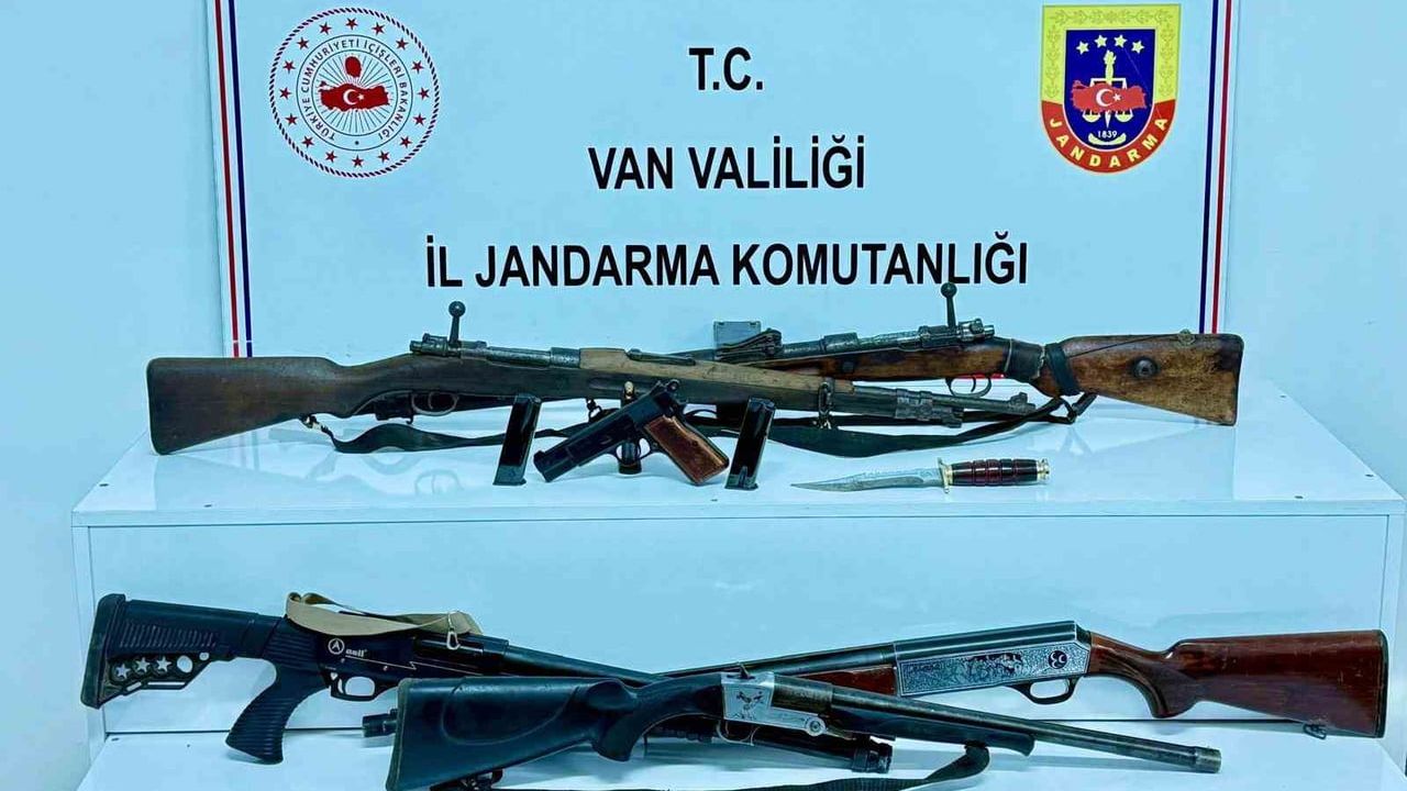 Van Erciş'te jandarma operasyonu: Çok sayıda silah ele geçirildi, 1 gözaltı