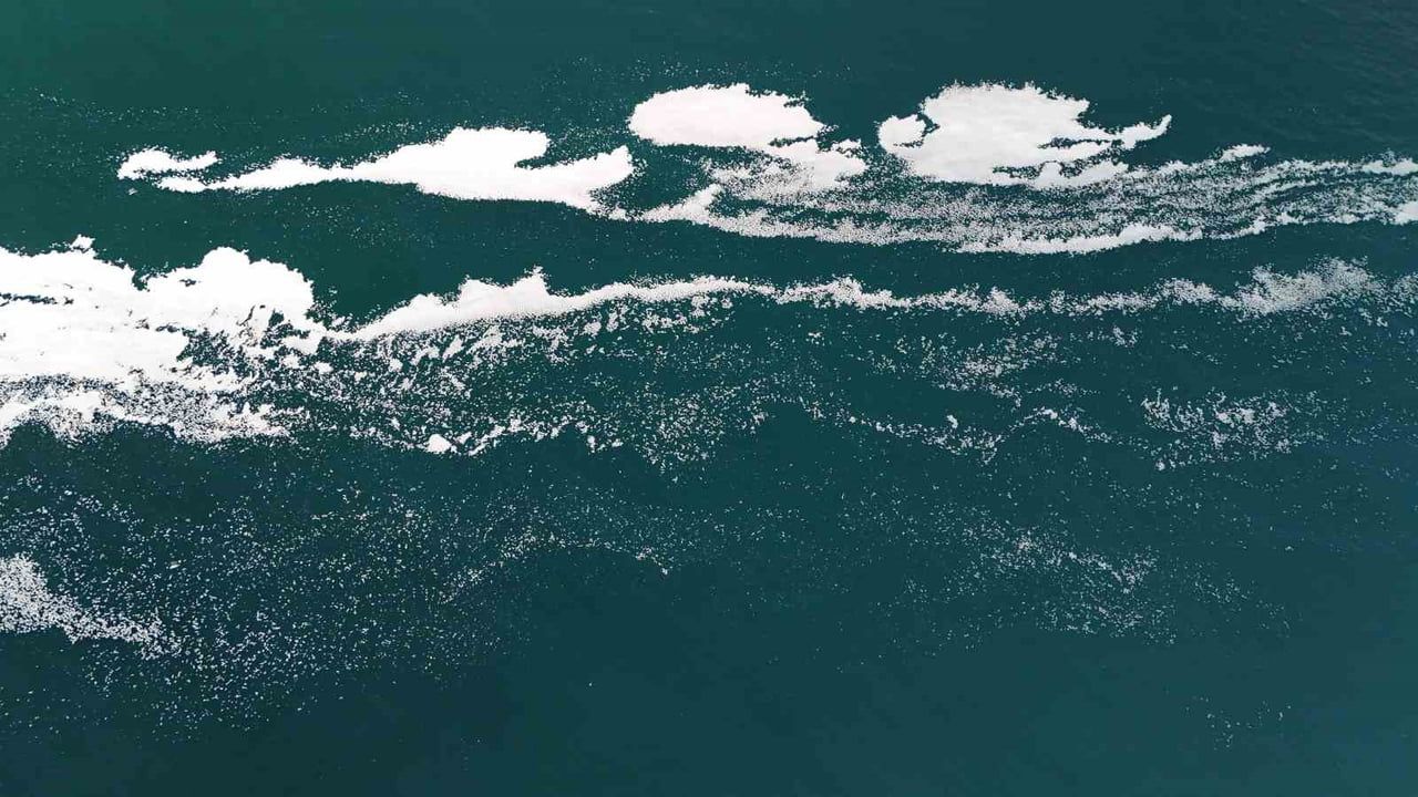 Van Gölü'nde Kilometrelerce Köpüklenme Havadan Görüntülendi