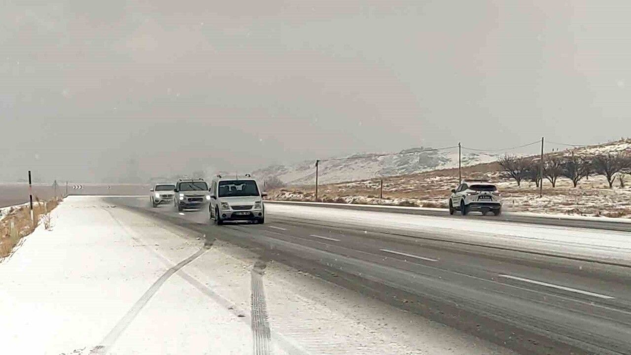 Van-Özalp karayolunu beyaza çeviren dolu sürücüleri zorladı