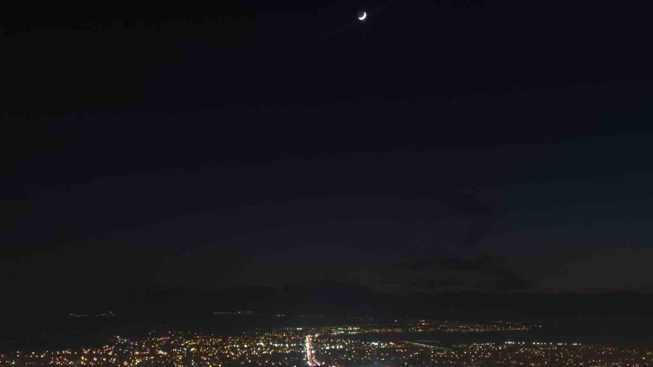 Van semalarında 2025 yılının son hilali kartpostallık görüntüler oluşturdu