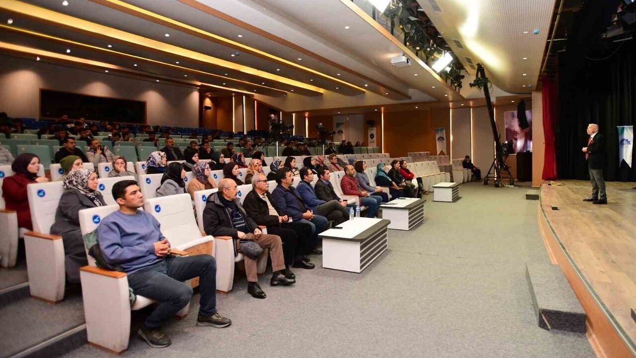 Van YYÜ'de "Fanatizmin, Kitle Hareketlerine ve Toplumsal Değişime Etkisi" konferansı