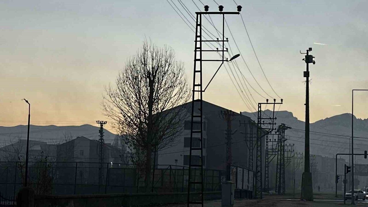 VEDAŞ ihmali Yüksekova İpekyolu'nu tehlikeye atıyor