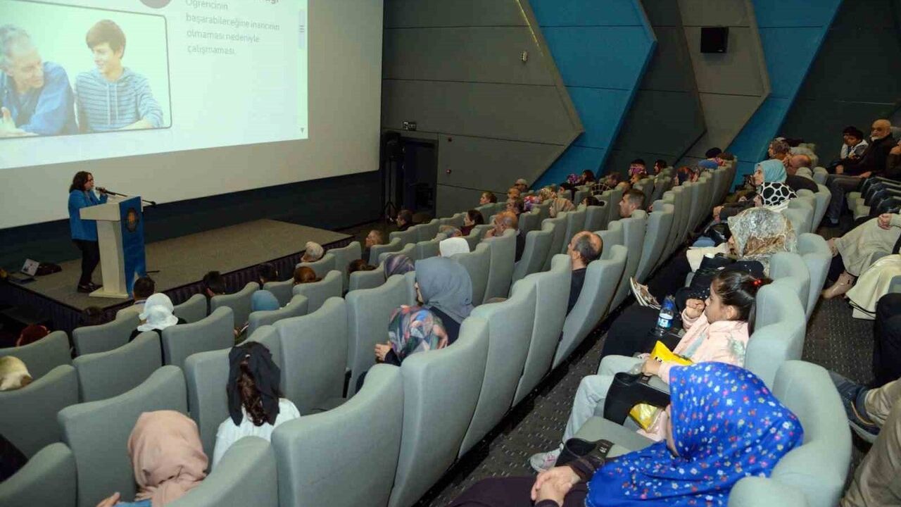 Velilere yönelik 'Ailenin Başarıda Rolü ve Tutumu' semineri düzenlendi
