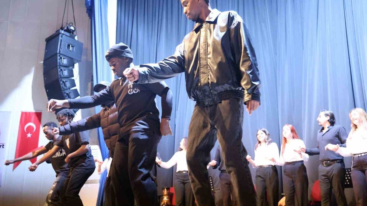 Vetakort gösterisinde 'Annem kanseri ikinci kez yendi' diyen öğrenci dakikalarca alkışlandı