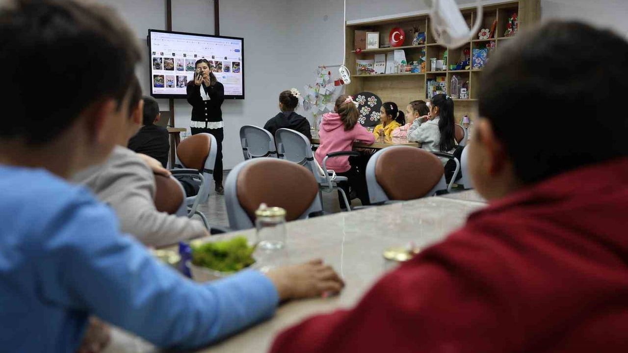 Vezirköprü Bilim Merkezi'nde Eğitim ve Atölyeler Sürüyor