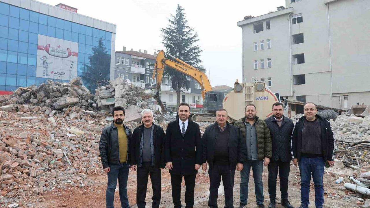 Vezirköprü'de otopark ve meydan projesi için yıkım çalışmaları başladı