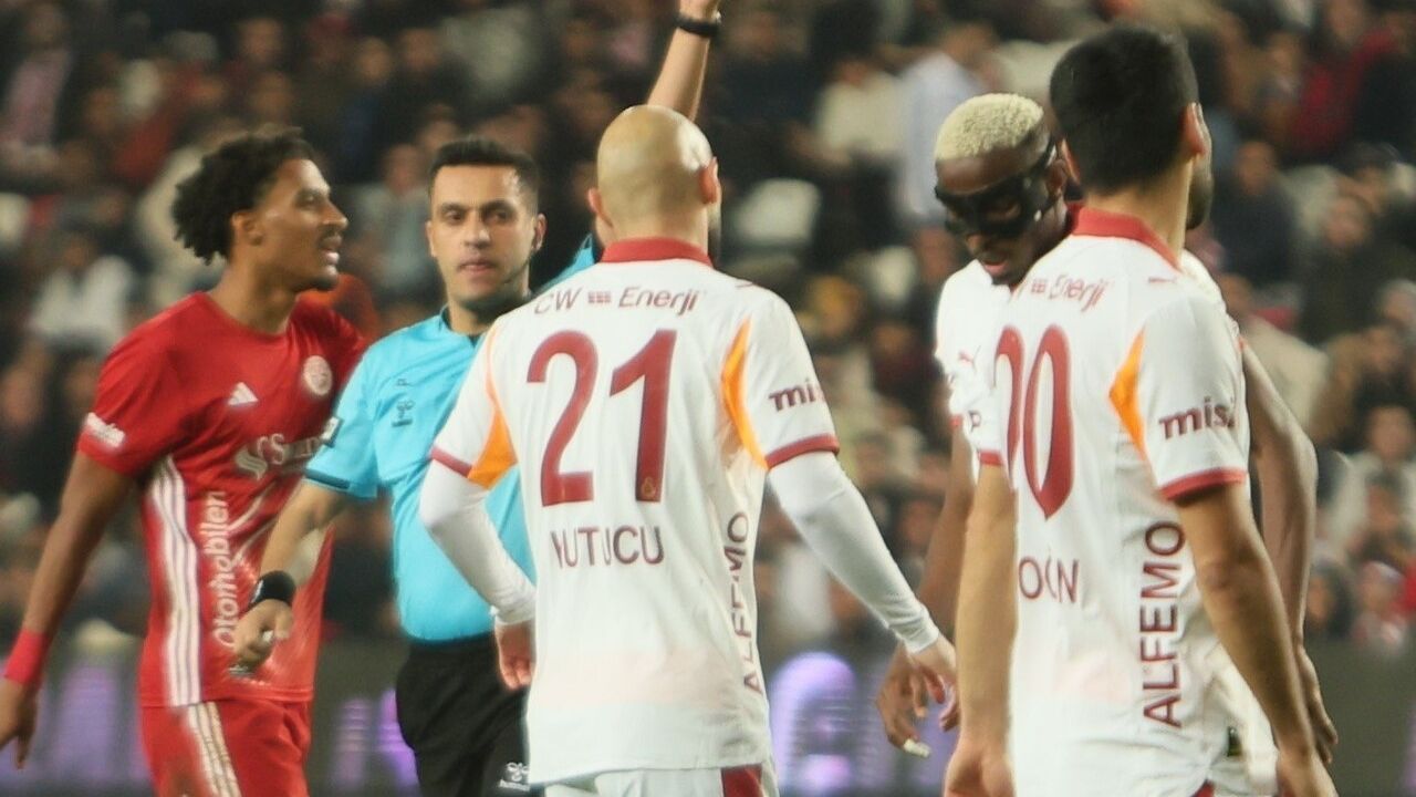 Victor Osimhen Antalyaspor maçında cezalı duruma düştü