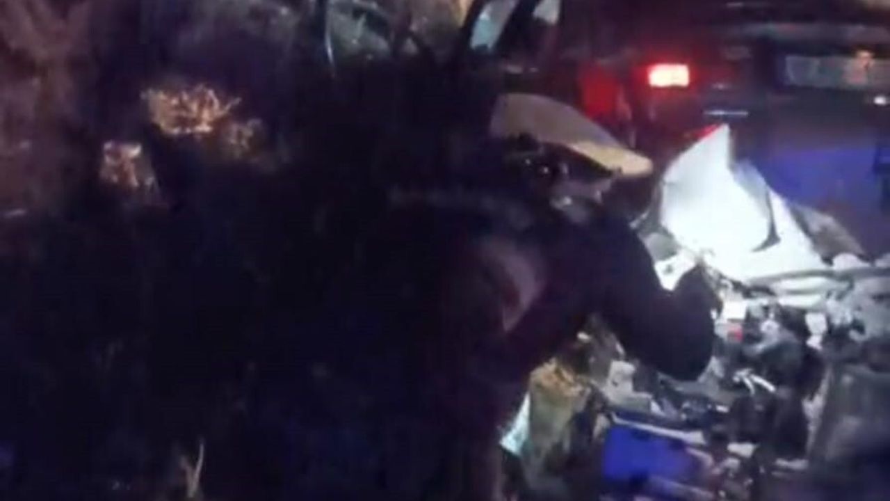 Viranşehir'de iki otomobil kafa kafaya çarpıştı: 1 ölü, 9 yaralı