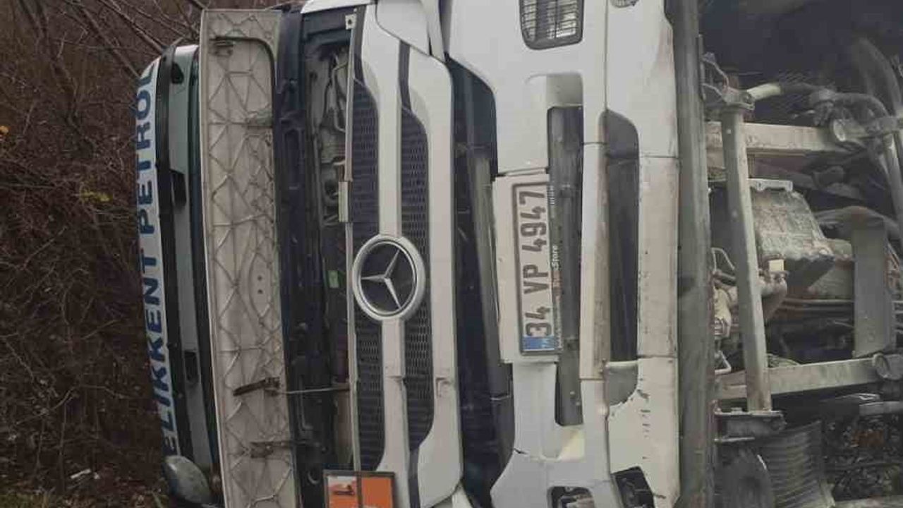 Vize-Soğucak yolunda petrol tankeri devrildi