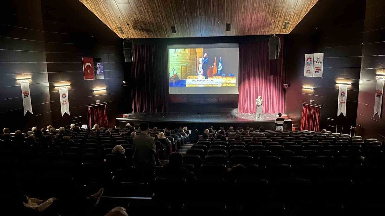 VUD 'SAHNE BİZ’im' gecesiyle 56 voleybolcuyu andı