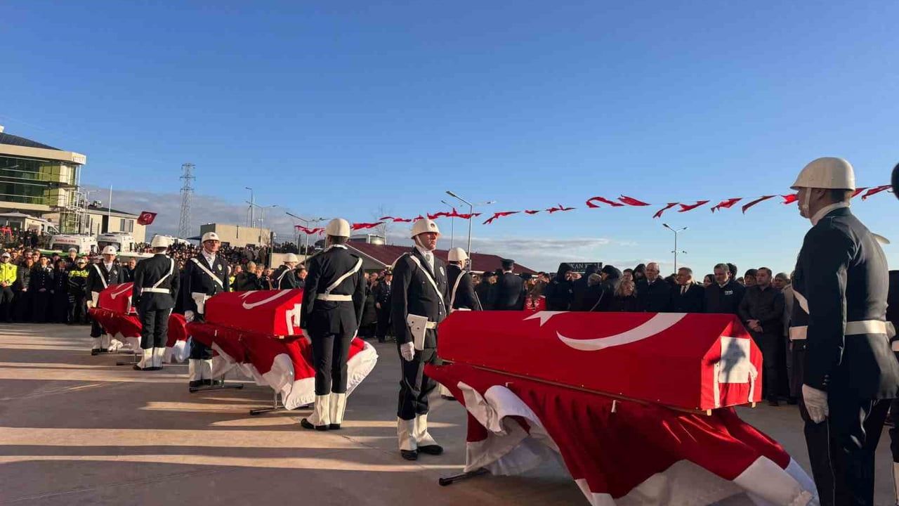 Yalova'da DEAŞ operasyonunda şehit olan 3 polis için tören — İçişleri Bakanı Yerlikaya konuştu