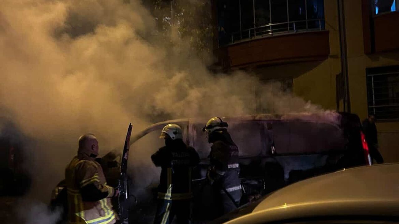 Yalova'da Park Halindeki Minibüs Alev Aldı, 3 Araç Zarar Gördü