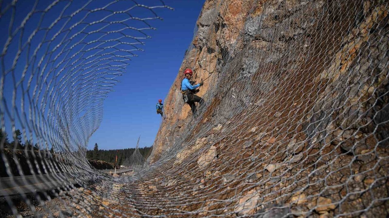 Yaralıgöz Dağı geçidinde heyelan riskine karşı çelik tel ağ ve geoarme duvar çalışması