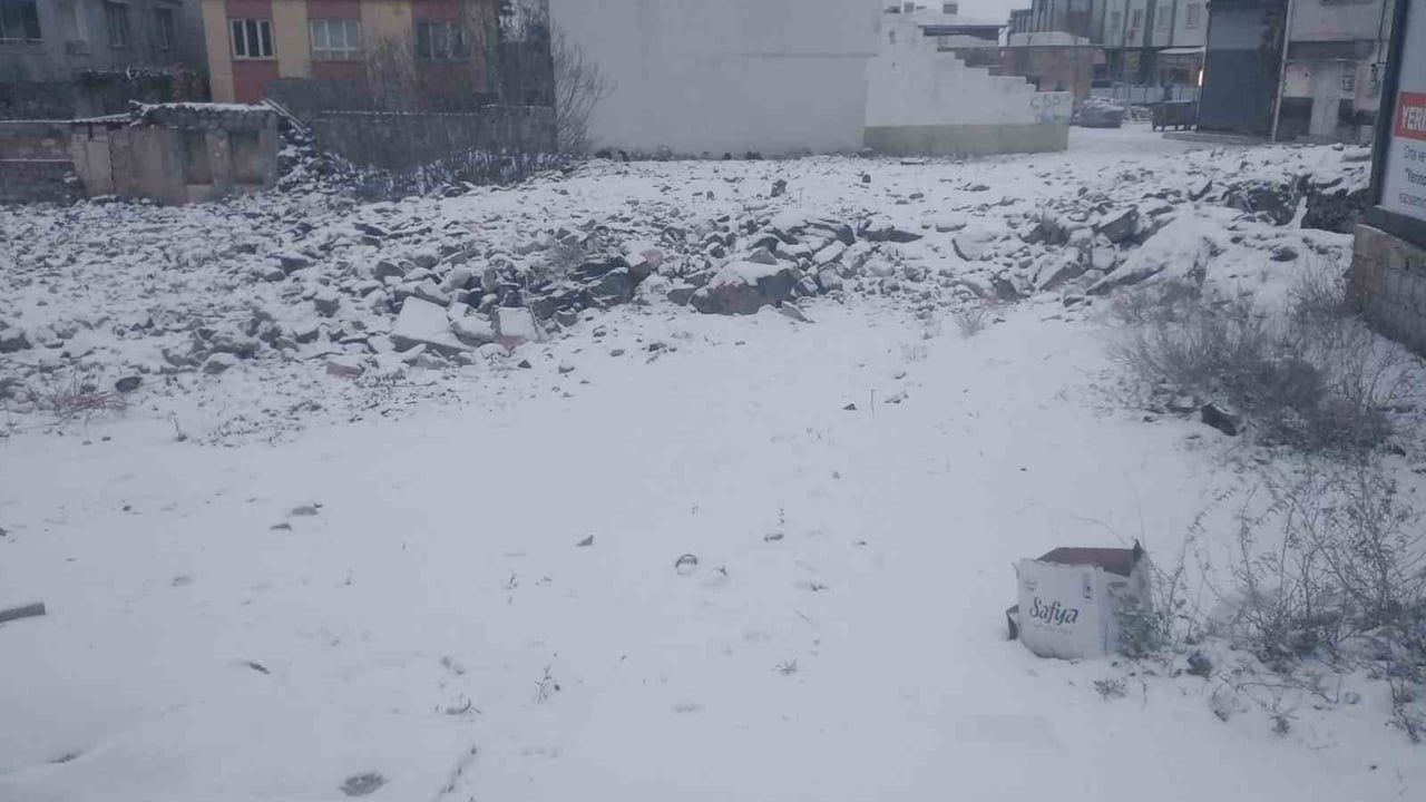 Yavuzeli’nde mevsimin ilk karı ilçe merkezi ve kırsalı beyaza bürüdü