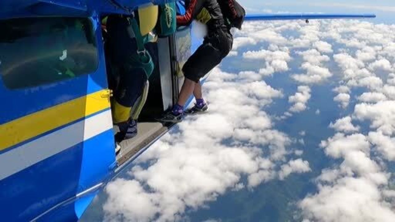 Yedek paraşütü uçağın kuyruğuna takılan sporcu 4 bin 600 metrede asılı kaldı