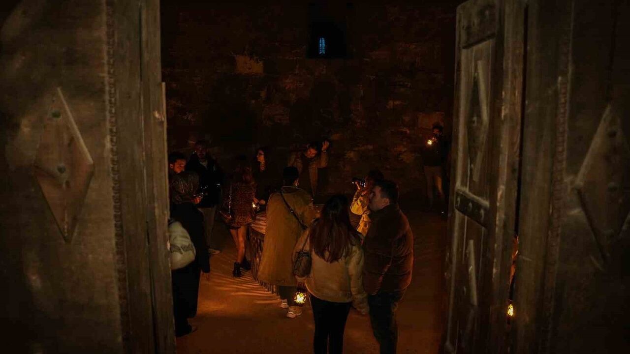 Yedikule Hisarı'nda Fenerli Gece Turu — Ay Işığında Zindanlara Yolculuk