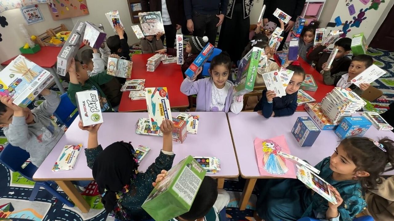 YEKDASDER’den Cilo Dağı eteklerindeki köy okuluna zeka oyunları ve kırtasiye desteği