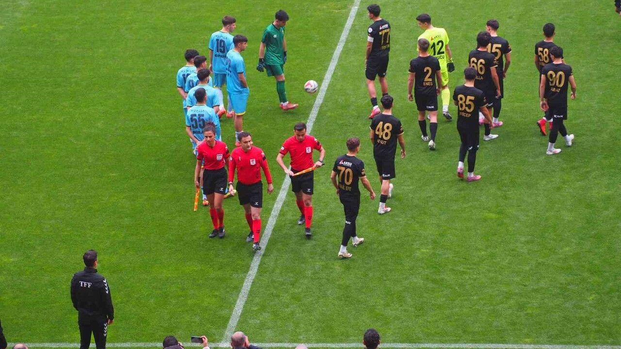 Yeni Malatyaspor - Isparta 32 Spor maçı 7 oyuncu ile başladı, hakem maçı tatil etti