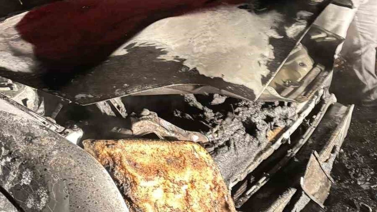 Yenice'de seyir halindeki hafif ticari araç alev alarak küle döndü