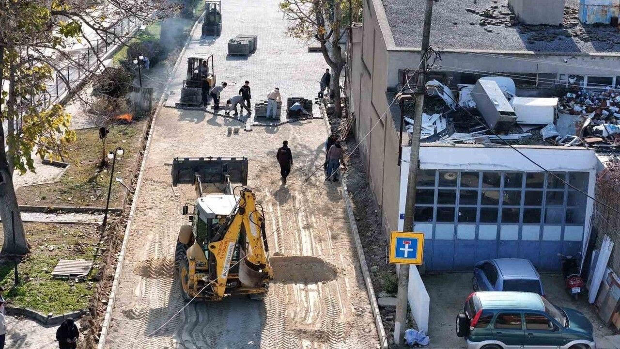 Yenipazar'da Doğu Mahallesi Kızılırmak Caddesi'nde Parke Taşları Döşeniyor