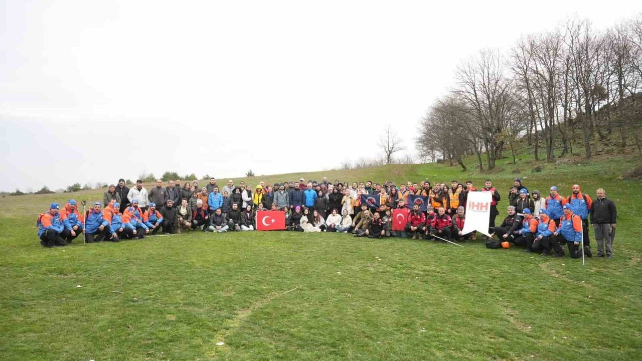 Yenişehir'de 12 kilometrelik doğa yürüyüşüyle gençler stres attı