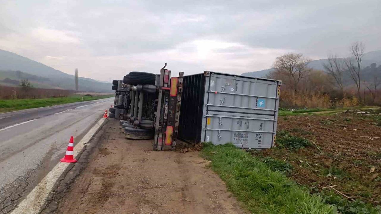 Yeşilçimen'de devrilen tırın sürücüsü yaralandı
