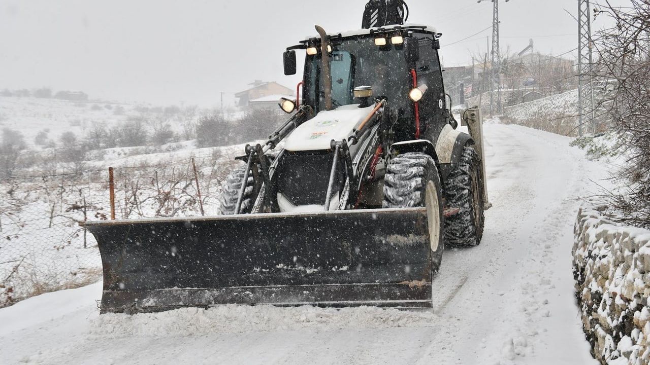 Yeşilyurt’ta karla mücadele: Ekipler 24 saat sahada