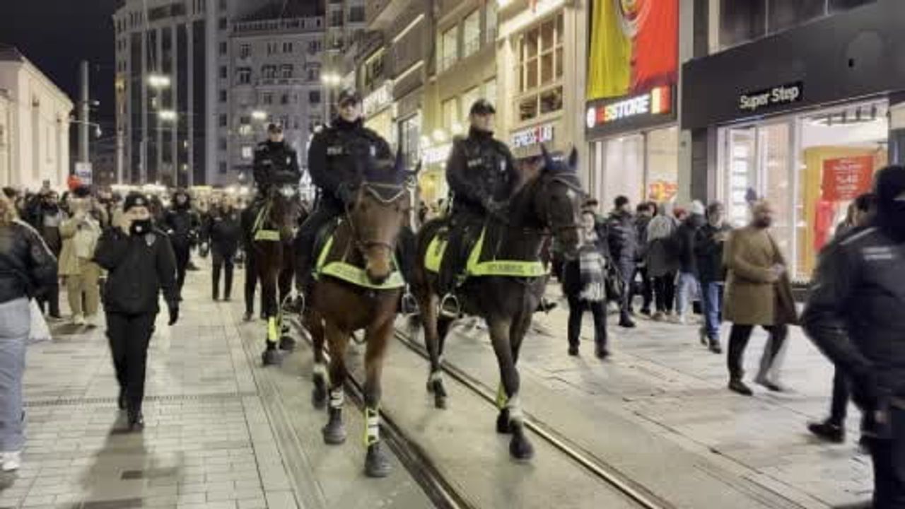 Yılbaşı Öncesi İstiklal Caddesi'nde Atlı Polis Devriyesi