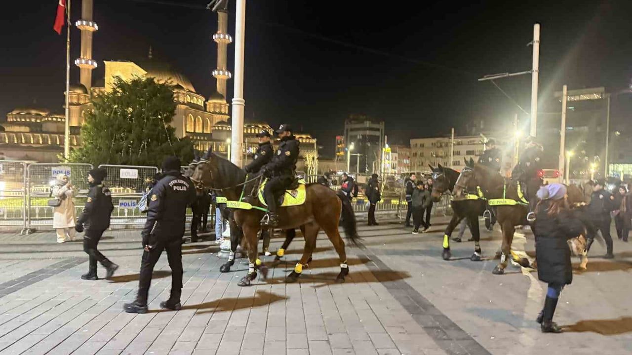 Yılbaşına Saatler Kala İstiklal Caddesi'nde Atlı Polisler Devriyede