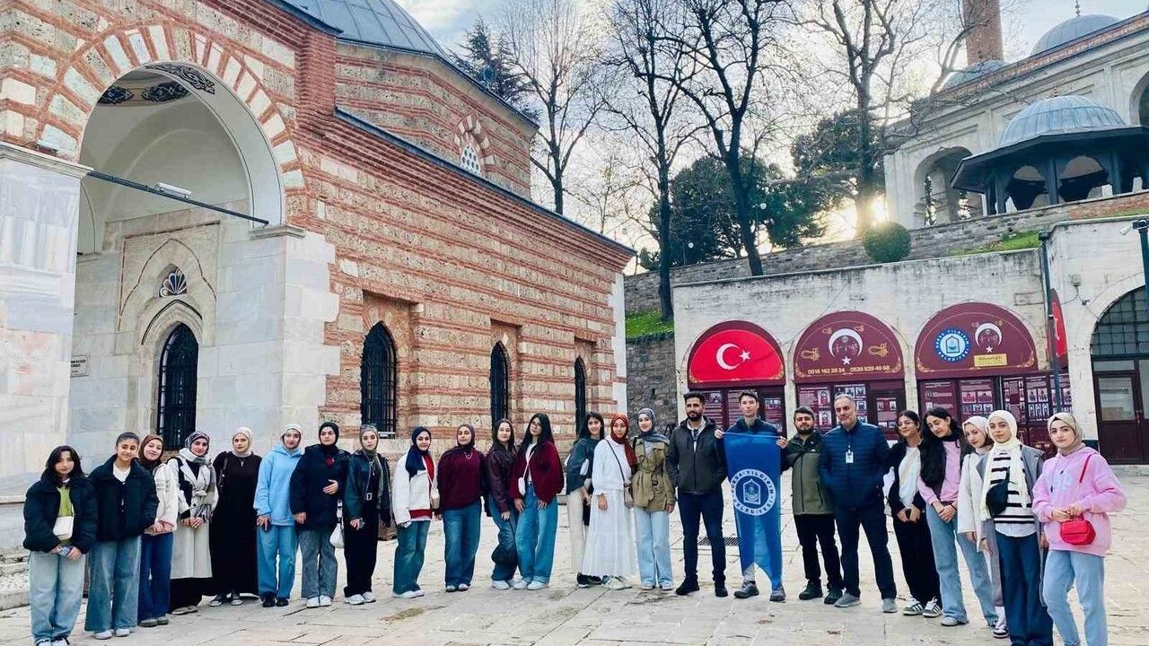 Yıldırımlı gençler 'Adım Adım Kadim Bursa' ile kenti keşfediyor