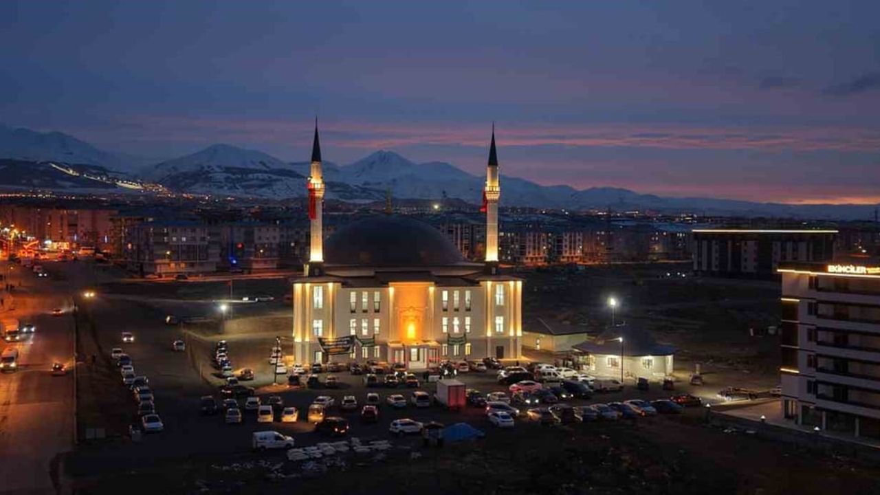 Yıldız Kardeşler Camii ve bağlı tesisler Regaib Kandili'nde ibadete açıldı