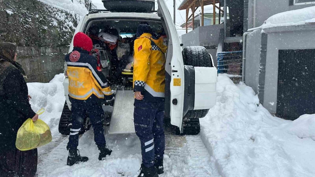 Yoğun Kar Altında 112 Ekipleri Yığılca'da İki Hastayı Kurtardı