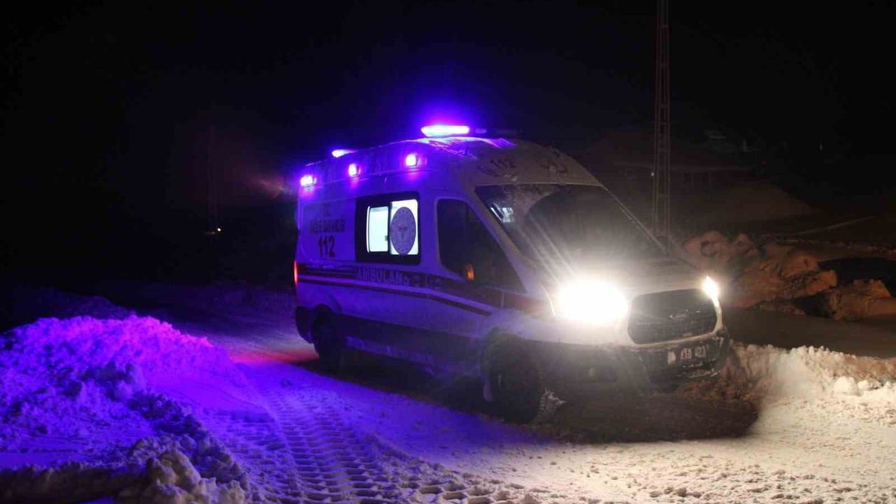 Yollar kapalıyken 70 yaşındaki hasta 112 ile Diyadin Devlet Hastanesine götürüldü