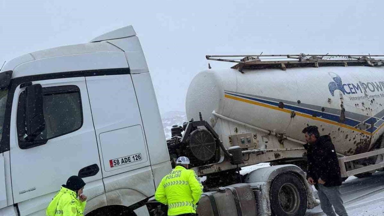 Yozgat’ta karla mücadele aralıksız sürüyor